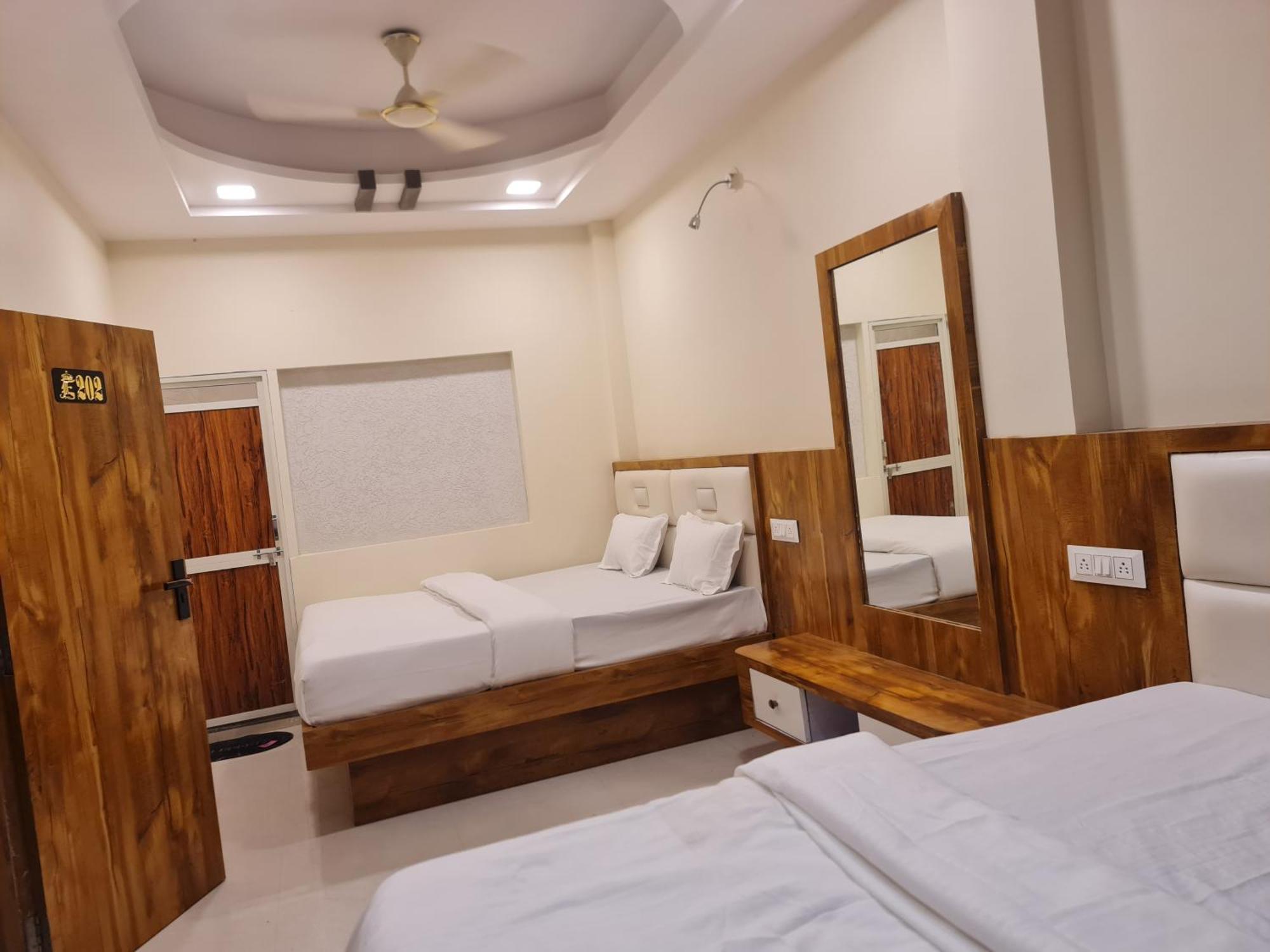 Hotel Empire Ujjain Eksteriør billede