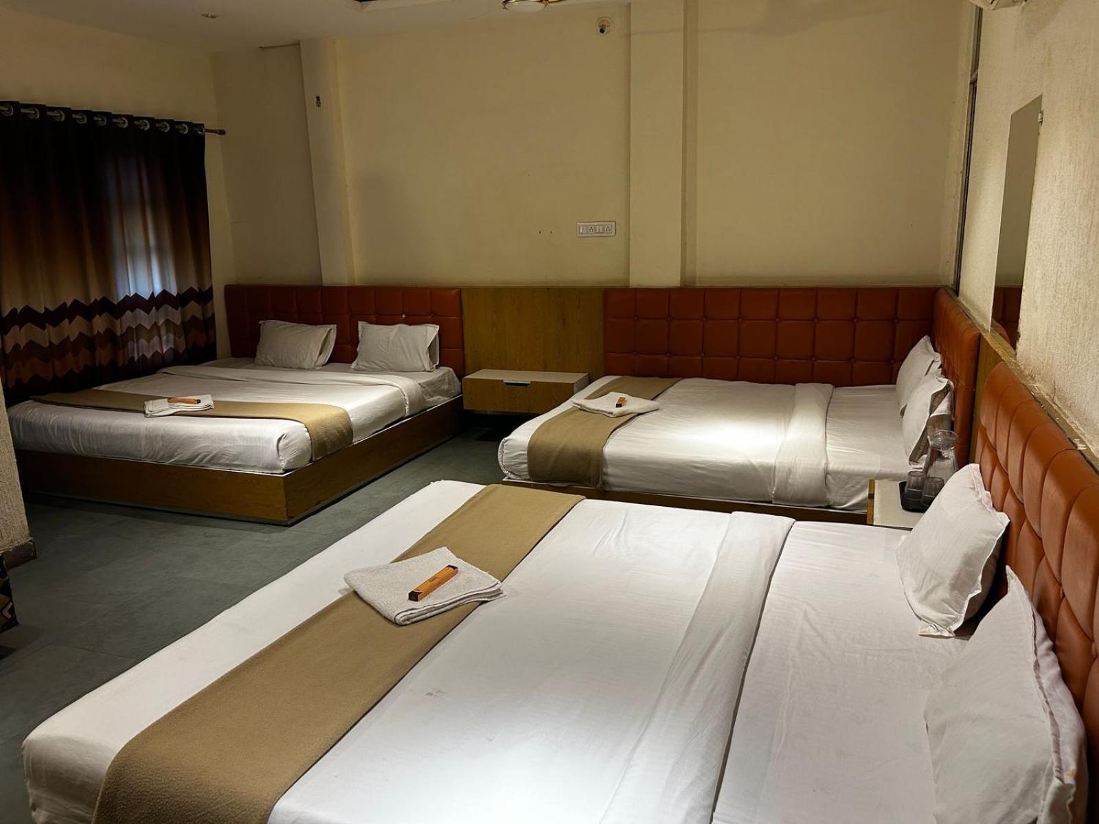 Hotel Empire Ujjain Eksteriør billede
