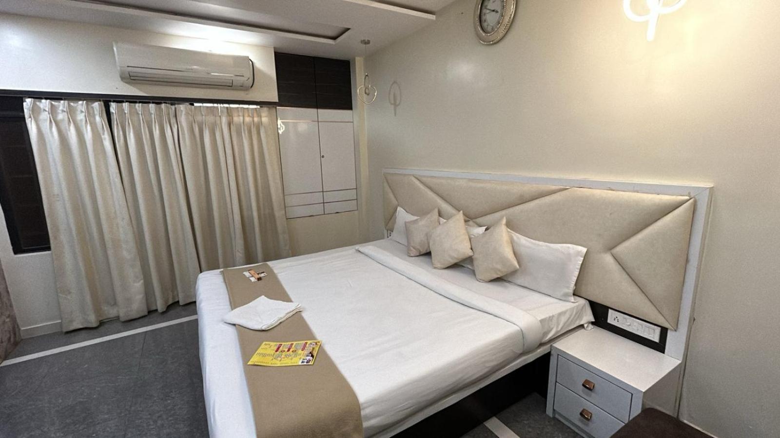 Hotel Empire Ujjain Eksteriør billede