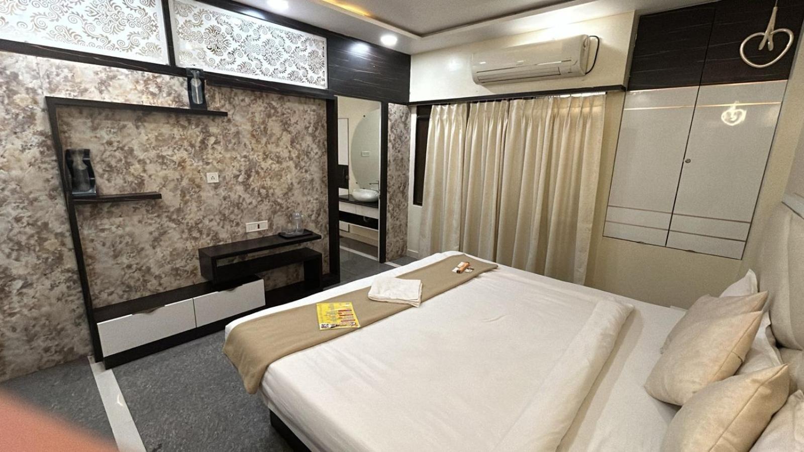 Hotel Empire Ujjain Eksteriør billede