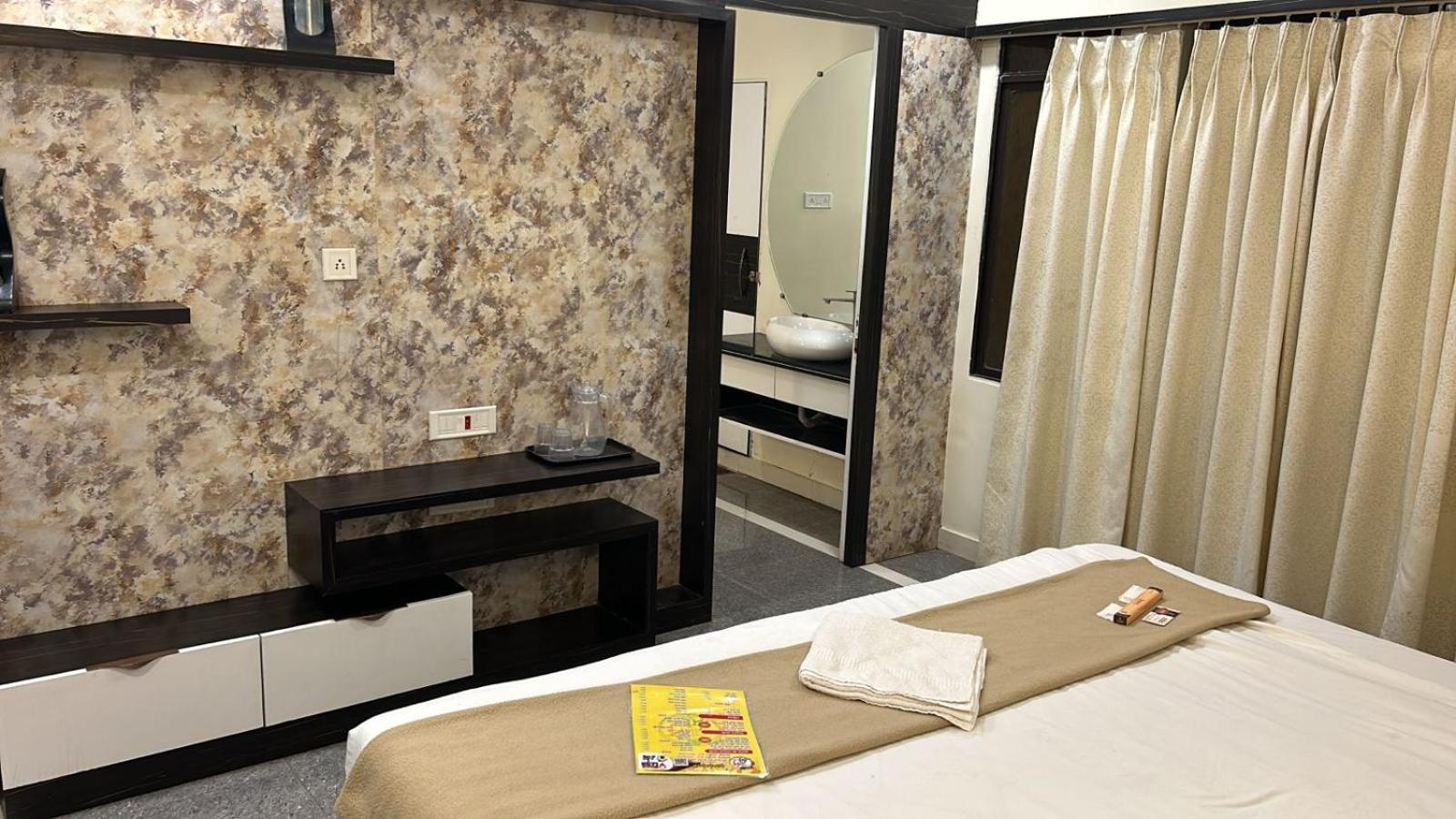 Hotel Empire Ujjain Eksteriør billede