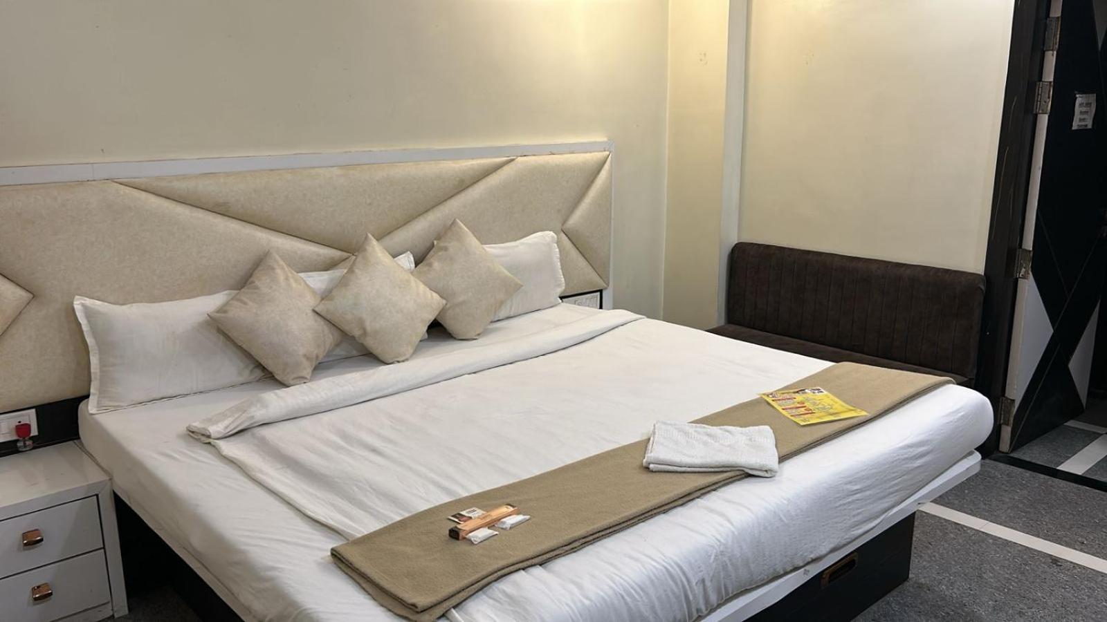 Hotel Empire Ujjain Eksteriør billede