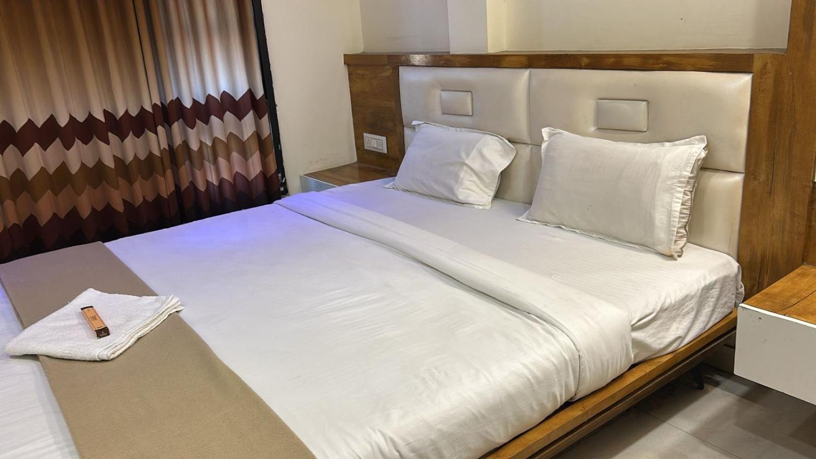 Hotel Empire Ujjain Eksteriør billede