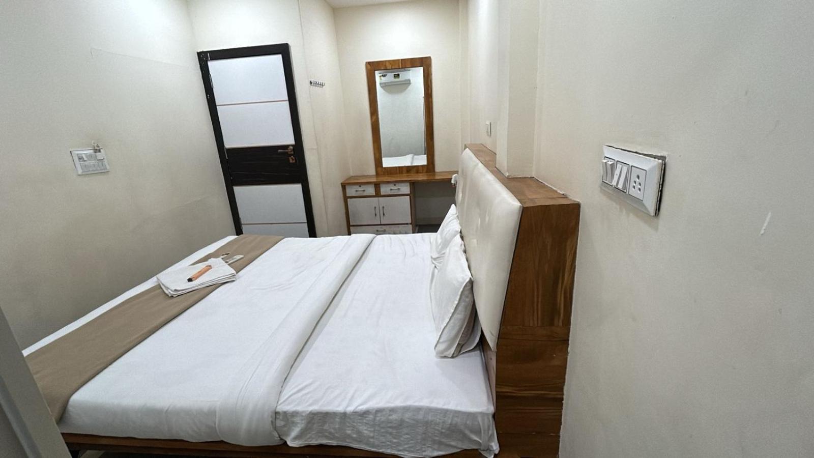 Hotel Empire Ujjain Eksteriør billede