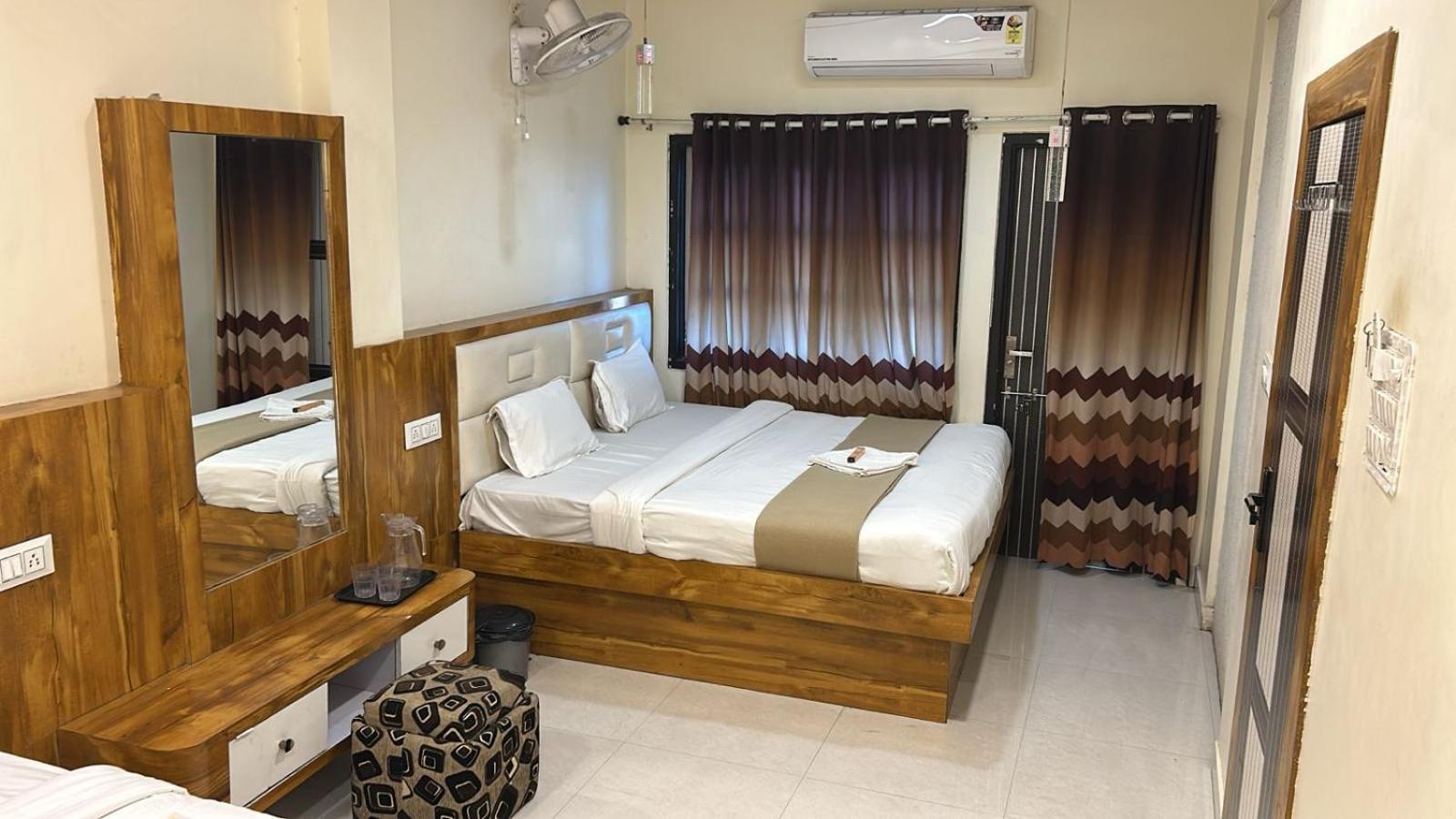 Hotel Empire Ujjain Eksteriør billede