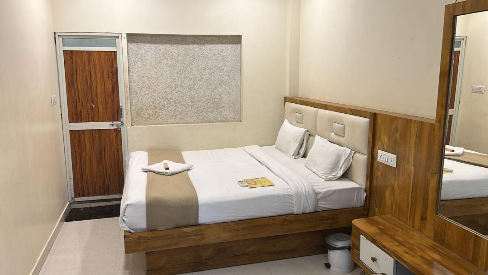 Hotel Empire Ujjain Eksteriør billede