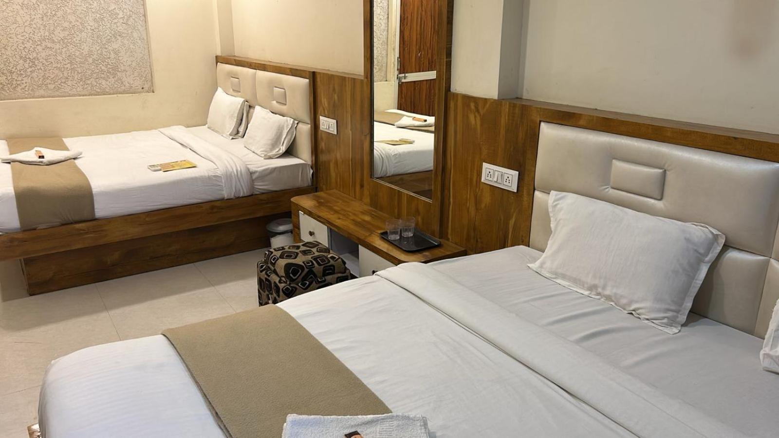 Hotel Empire Ujjain Eksteriør billede